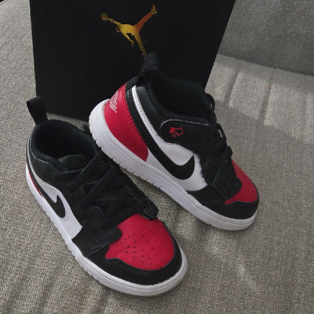 Nike Black and Red Sneakers High-Top Iconic Design